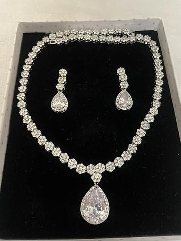 шикарная бижутерия: Бижутерия. Надевала 1 раз на свадьбу. Комплект: серьги и колье. — 1