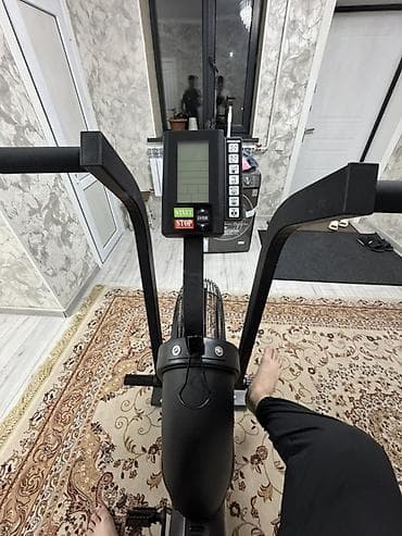 Воздушный велотренажер (air bike) с рычагами для одновременной работы — 4