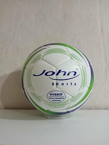 Пакистанские футбольные мячи в спортивном магазине SPORTWORLDKG