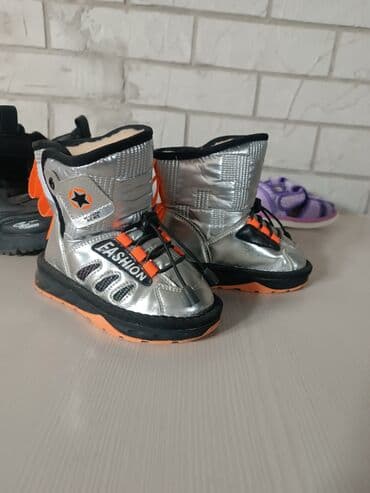 демисезонная детская обувь 22 размера: В отличном состоянии. на мальчика 27 . на девочку 24р . по 500 сом — 2