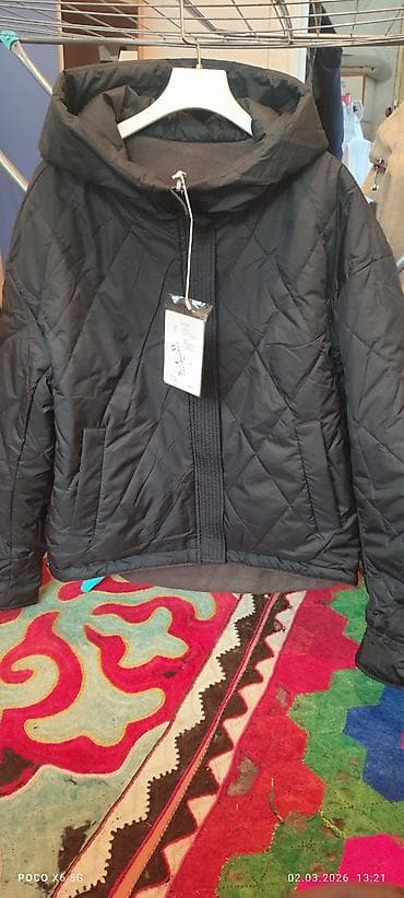 Верхняя одежда: Женские куртки и ветровки разных моделей и цветов. Модели: - — 10