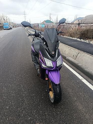 Скутер спортивного стиля, фиолетовый с черными элементами