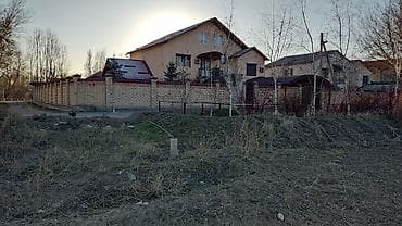 Просторный частный дом с большим участком и капитальным ограждением