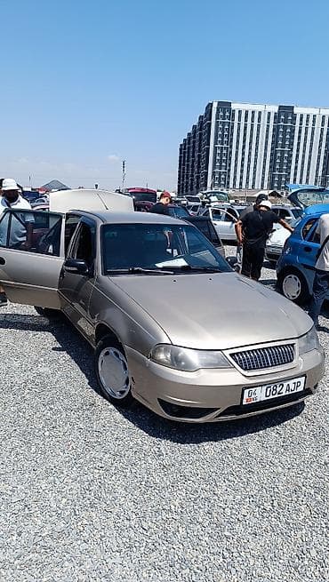 самый дешёвый авто: Легковой автомобиль седан, бежевый металлик. Кузов четырехдверный — 1