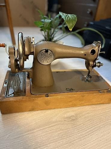 водный аппарат: Ручная швейная машина на деревянном основании. - Тип: механическая, с — 1