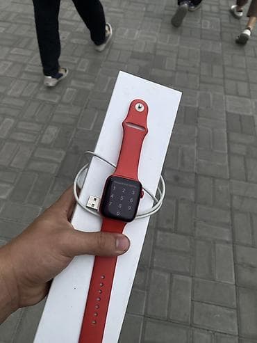 surface 4: Смарт-часы Apple Watch (коробка с логотипом Apple Watch). Цвет корпуса — 1