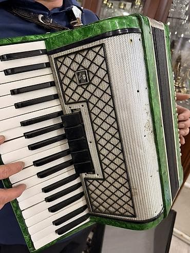 баян акардион: Аккордеон клавишно-кнопочный зеленого перламутрового цвета — 1