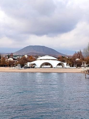 выход к речке: Коттедж в загородном комплексе у воды Описание: - Двухэтажный коттедж — 5