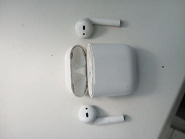рации с наушниками и микрофоном: AirPods 2-го поколения с обычным зарядным кейсом (модель — 1