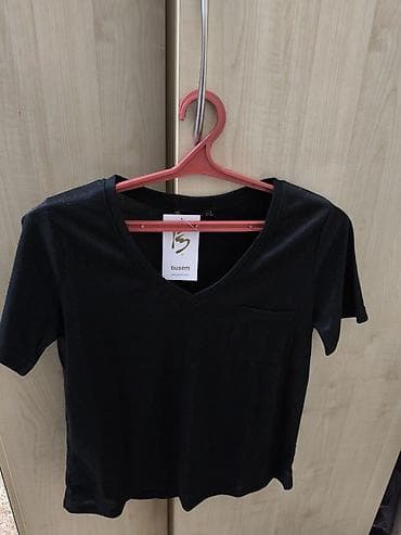 Блузка, Классическая модель, Трикотаж, Укороченная модель at lalafo.kg Блузка, Классическая модель, Трикотаж, Укороченная модель