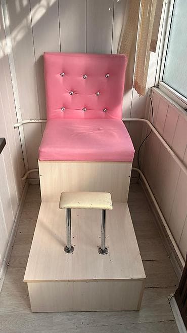 Маникюрные столы: Б/у Педикюрное кресло-подиум со ступенью и подставкой для ноги. за — 1
