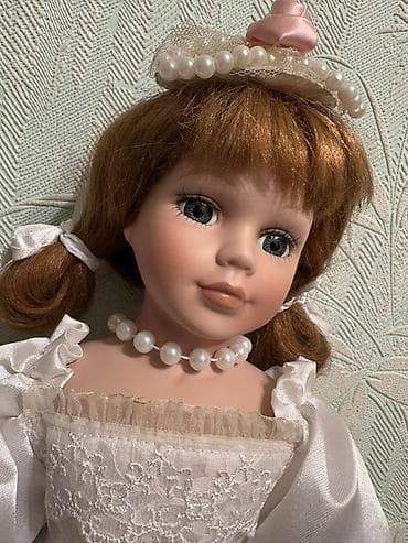 кийимдер бу: Фарфоровая кукла в нарядном образе. Ничего не сломано, на затылке — 3