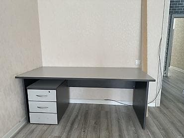 шкаф и компьютерный стол: Б/у Письменный/компьютерный стол с тумбой - Просторная прямоугольная — 1