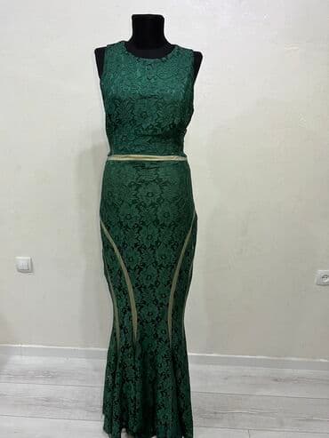 платья в пол с открытой спиной: Платье. Фасон русалка. Имеется небольшой шлейф. На рост 165-170 — 1