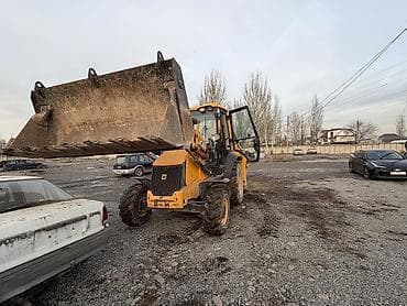 cdi 270: Экскаватор-погрузчик JCB желтого цвета.Машина имеет кабину оператора с — 10