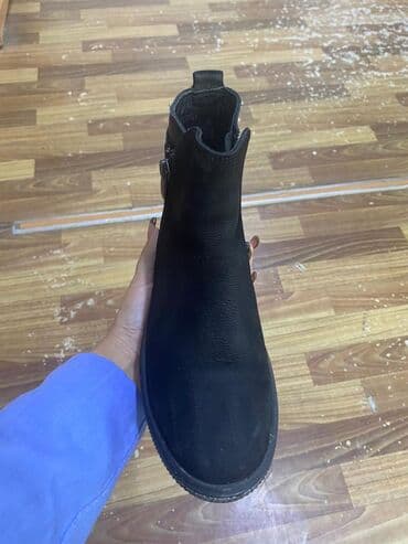 Обувь женскаяподойдёт на осень -весна.Носила только один раз