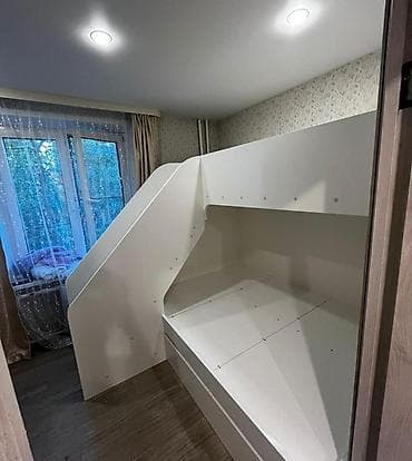 Детская двухъярусная кровать-домик с лестницей и ящиками at lalafo.kg Детская двухъярусная кровать-домик с лестницей и ящиками