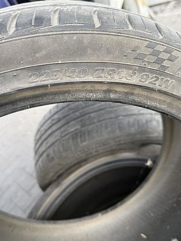 Продаю покрышек 
Размер 225/40 R18 
Корейский — 2