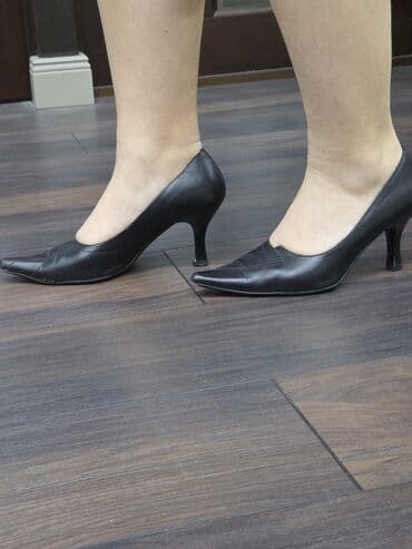 лоро пиано обувь женская летняя: Женские туфли-лоферы бежевого цвета из натуральной кожи, отличного — 6