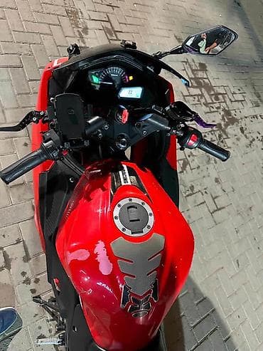 bbs 4 100: Спортивный мотоцикл в ярком красном цвете с агрессивным обвесом — 2