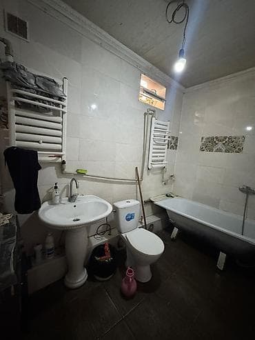 180000: Продаю дом ж/м Кок жар 4 сотки факти 6 сотки. 160 м². С действующим — 5