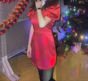 Яркое красное мини‑платье с короткими пышными рукавами. Особенности