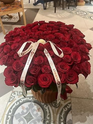 di store: Авторская композиция из красных роз в корзине - Пышная шляпная — 1