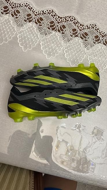 Электр транспорту: Футбольные бутсы Adidas с шипами, предназначенные для игры на траве — 1