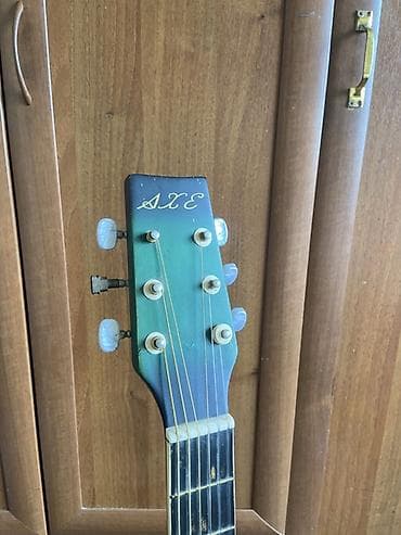 пикгард: Акустическая гитара с вырезом (cutaway), шестиструнная. Купили 6 лет — 5