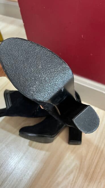 женские зимние сапоги из натуральной кожи и меха: Продам сапоги. Надела 2 раза. Состояние 9 из 10. Каблук-7,5см — 10