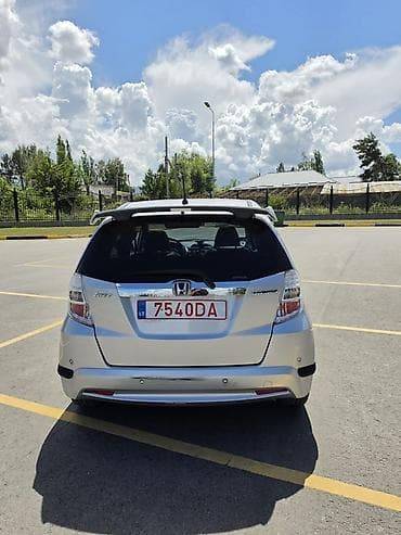 Транспорт: Honda Jazz: 2011 г., 1.3 л, Вариатор, Гибрид, Хэтчбэк — 2