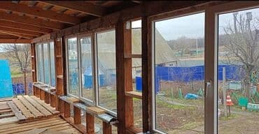 пластиковые витражи: Раздвижное окно белого цвета с коричневой отделкой, предназначенное — 2