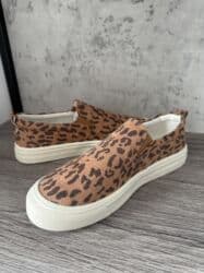 срочно продаю в связи с переездом: ▫️Слипоны Лео 
📏Размер 40 — 2