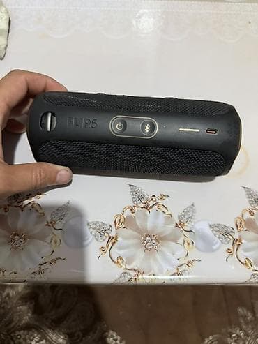 Аудиотехника: Портативная Bluetooth‑колонка JBL (серия Charge/Flip форм‑фактор) - — 5