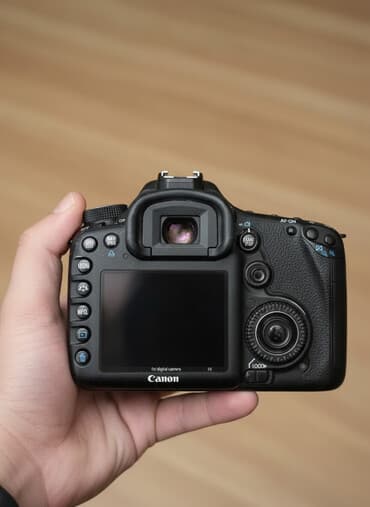 фотоаппарат куплю: Продаю профессиональный зеркальный фотоаппарат Canon EOS 7D. состояние — 1