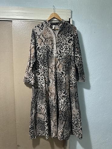 Платье-туника с анималистичным принтом - Длина: миди - Свободный