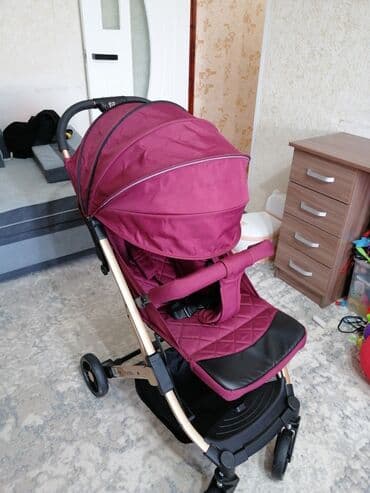 современные детские коляски: Коляска, цвет - Фиолетовый, Б/у — 1