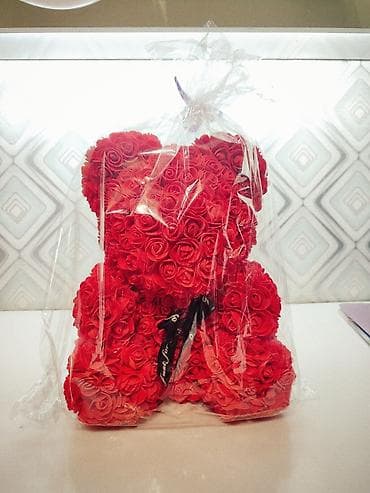 с искусственным: Плюшевый мишка из красных искусственных роз, упакованный в прозрачную — 1
