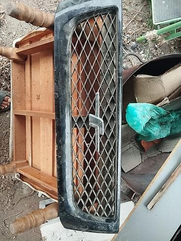 Автокосметика: Решетка радиатора Subaru 2000 г., Б/у, Оригинал — 1