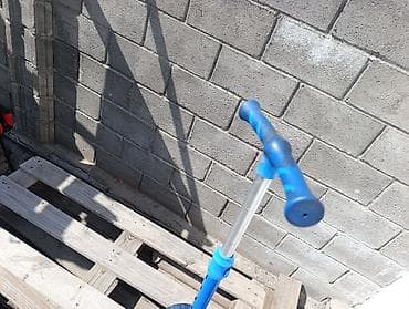 Другой транспорт: Детский трехколесный самокат б/у, синий. Особенности: - Три колеса — 2