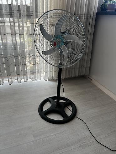 table fan: Напольный осциллирующий вентилятор с большим металлическим защитным — 1