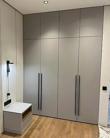 Шифоньерлер, кийидер үчүн шкафтар, Түз