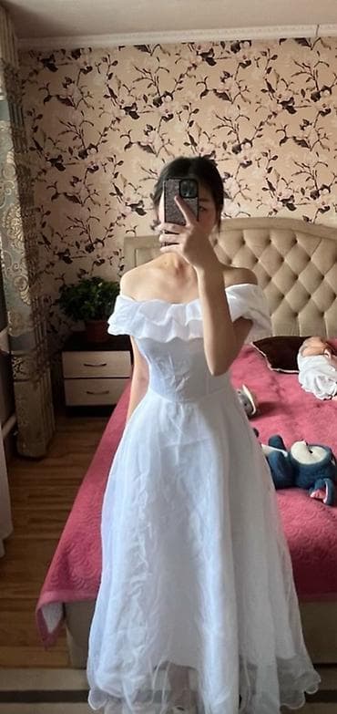 Белое платье на выпускной с открытыми плечами и воланами по линии