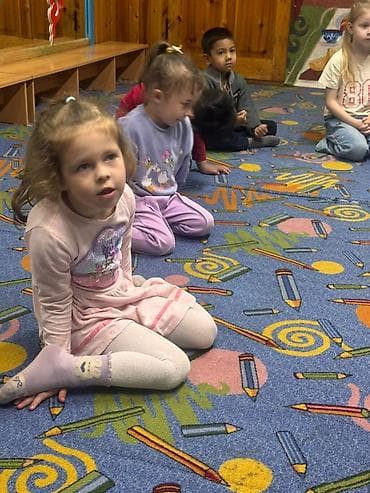 стол для чтения: Детские развивающие занятия и подготовка к школе - Небольшие группы — 8