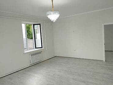 дом с: Продаётся жилой дом с ограждённым двором. Характеристики: - — 8