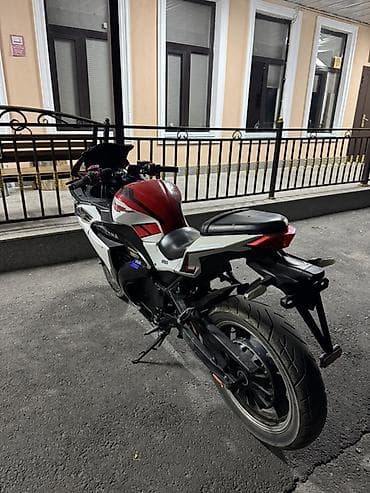 Мотоциклы: Спортивный мотоцикл в обвесе Yamaha, класс спортбайк. Электро (права — 3