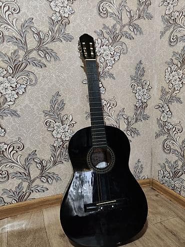 Классическая шестиструнная гитара, корпус полноразмерный (4/4), цвет –