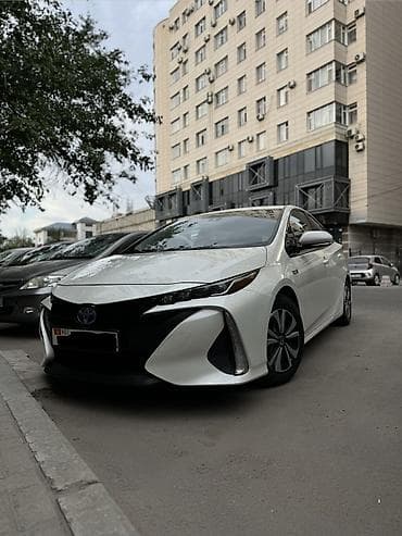 Toyota Prius: 2019 г., 1.8 л, Робот, Гибрид, Лифтбек
