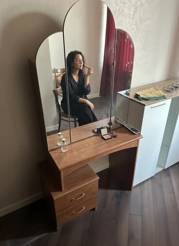 тумбочка с раковиной: Туалетный столик, С зеркалом, цвет - Коричневый, ЛДСП — 1