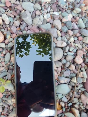 pixel 2: Смартфон с плоскими гранями и матовым тёмным корпусом. Особенности: - — 7
